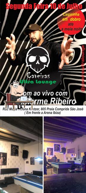 O interior do Caveiras UltraLounge