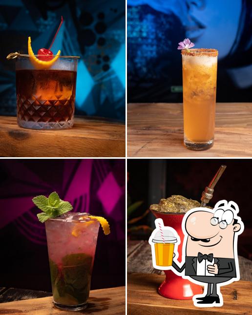 O ALQUIMISTA cocktail bar fornece um número de bebidas