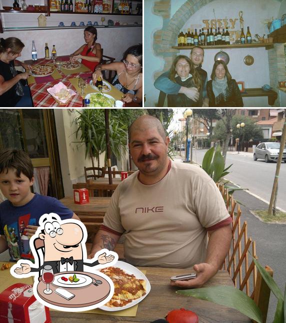 La foto della tavolo da pranzo e bancone da bar di Jolly Roger