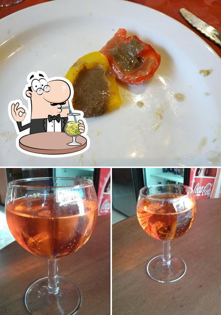 Among various things one can find drink and food at Pizzeria Italia