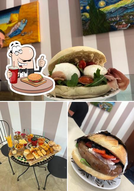 Ordina un hamburger a Cafè CALIENTE - pasticceria buffet rosticceria