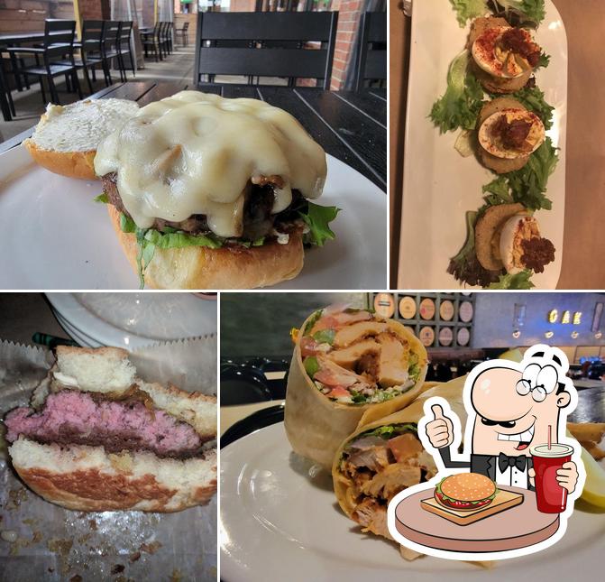 Prueba una hamburguesa en Oak & Embers Tavern