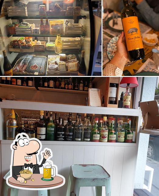 Puoi ordinare un rinfrescante bicchiere di birra chiara o scura