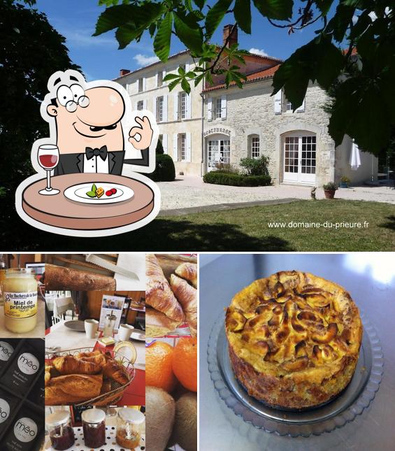 Among various things one can find food and exterior at Domaine du Prieuré - Logis de france