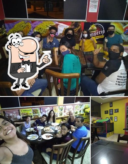 O interior do Afavorita Pizzaria