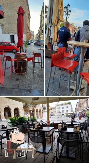 Это снимок, где изображены внутреннее оформление и столики в Cafè Cavour