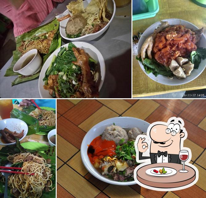 Mie Ayam Ceker Una Comida Tradicional De Indonesia En