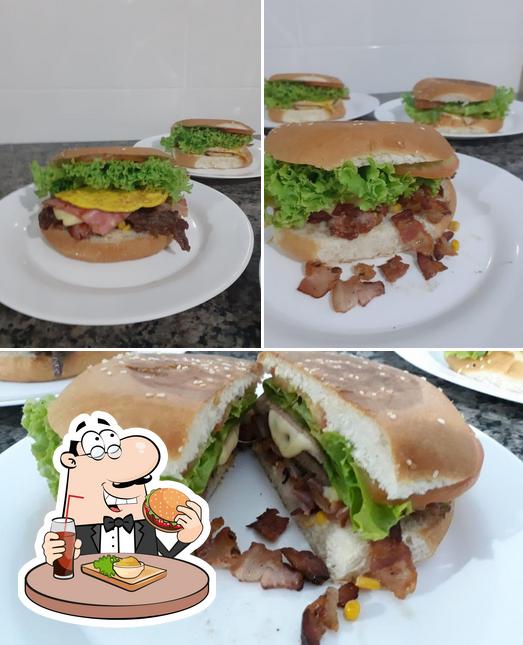 Experimente um hambúrguer no Francys Lanches