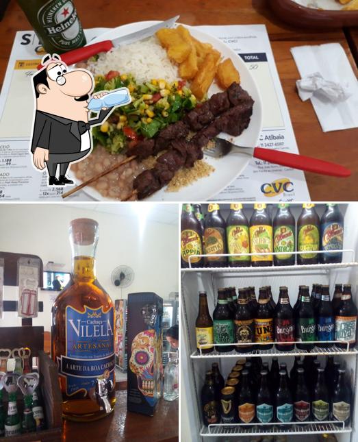 A ilustração da bebida e comida no Espetaria Vibe Pub Restaurante