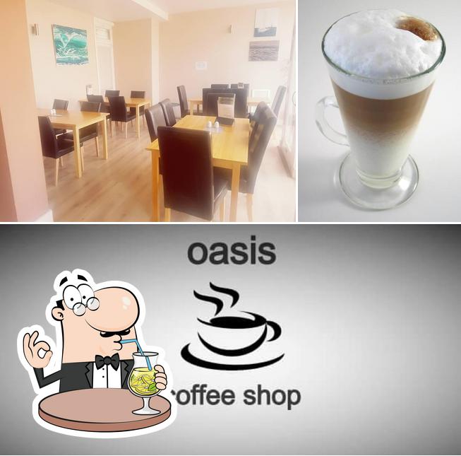 В Oasis Cafe and Catering Company есть напитки, внутреннее оформление и многое другое