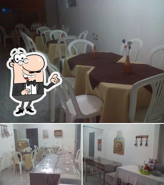 Sente em uma das mesas no Tempero de Mãe - Restaurante