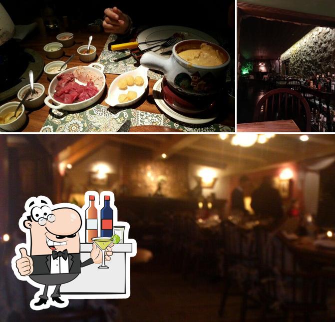 Entre diversos coisas, balcão de bar e comida podem ser encontrados no Ludwig Restaurant
