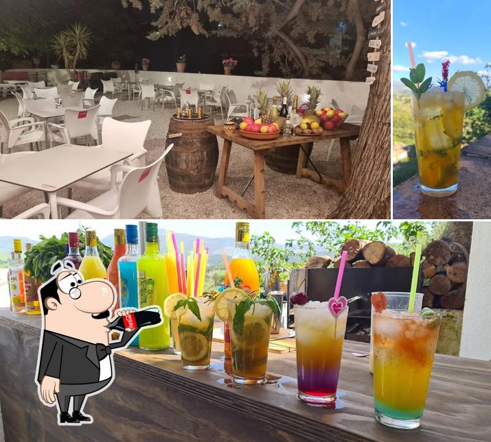 Напитки и столики - все это можно увидеть на этом снимке из Terraza Casa del Rey Moro
