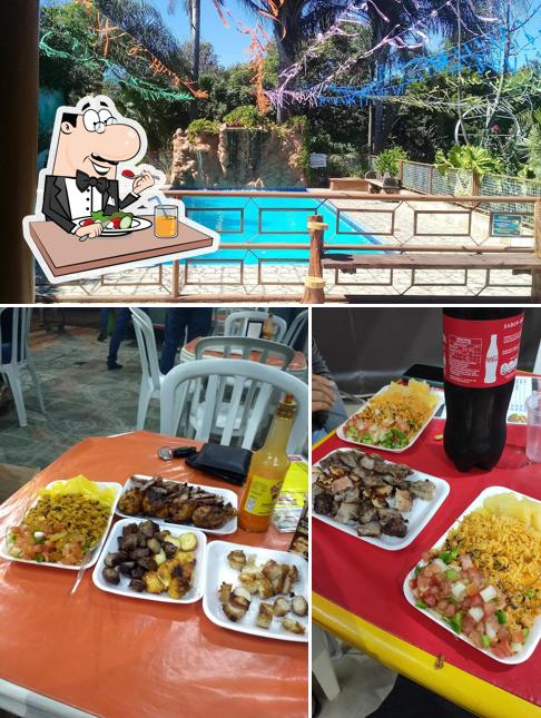 A imagem da comida e exterior no Churrasquinho M.norte