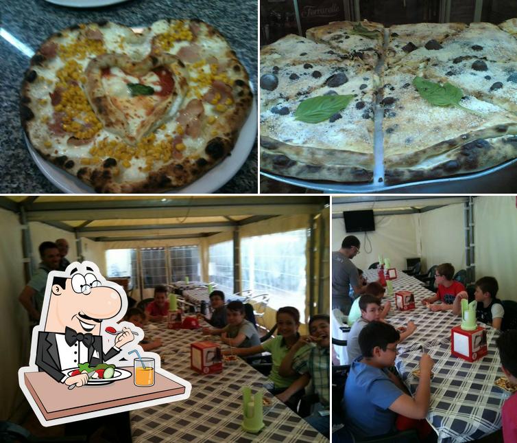 Guarda la immagine che raffigura la cibo e tavolo da pranzo di Pizzeria Gusto&Gusti
