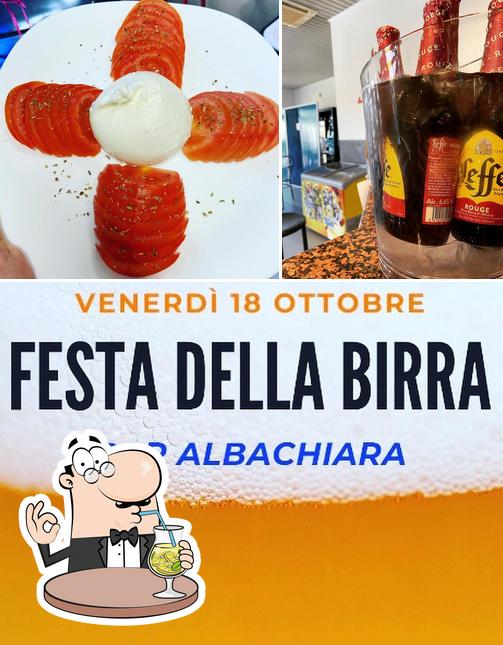 Questa è la foto che presenta la bevanda e dolce di Albachiara