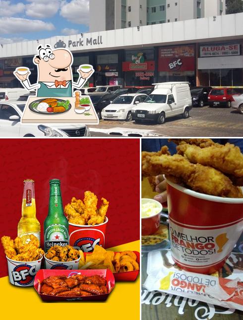 Entre diversos coisas, comida e exterior podem ser encontrados no BFC - Brazilian Fried Chicken