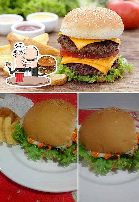 Try out a burger at Pracinha Gourmet