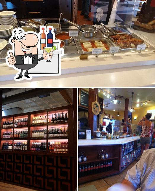 Observa las fotos que muestran barra de bar y comida en Pietro's Neighborhood Pizzeria
