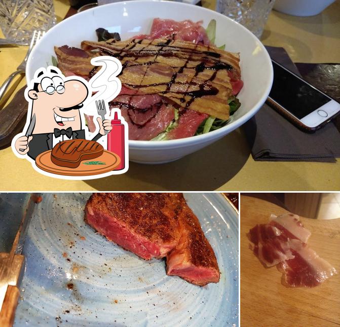 Prova i piatti di carne a Manzo Steakhouse