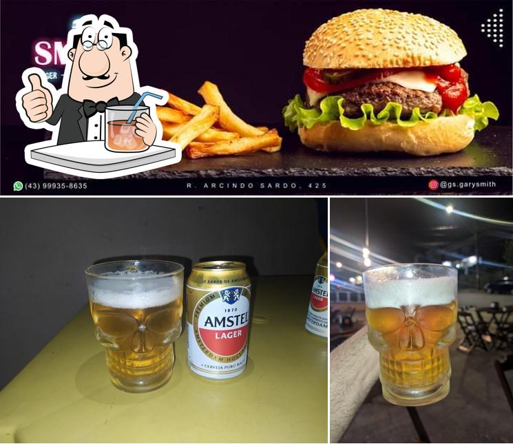 Confira a foto ilustrando bebida e comida a Smith Burger Gourmet - Hamburgueria em Londrina