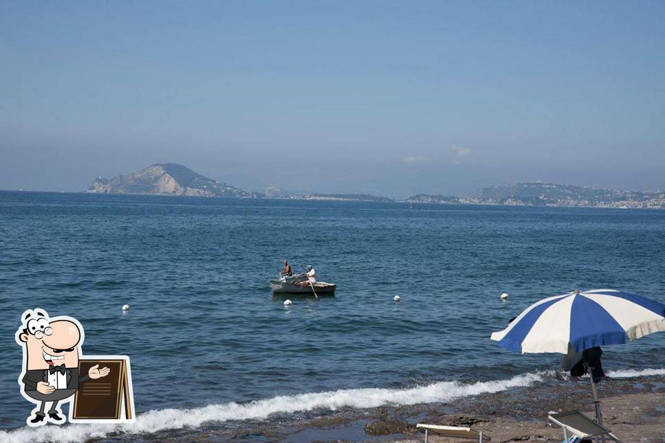 Goditi la vista dall'area esterna di Wood Beach Bar