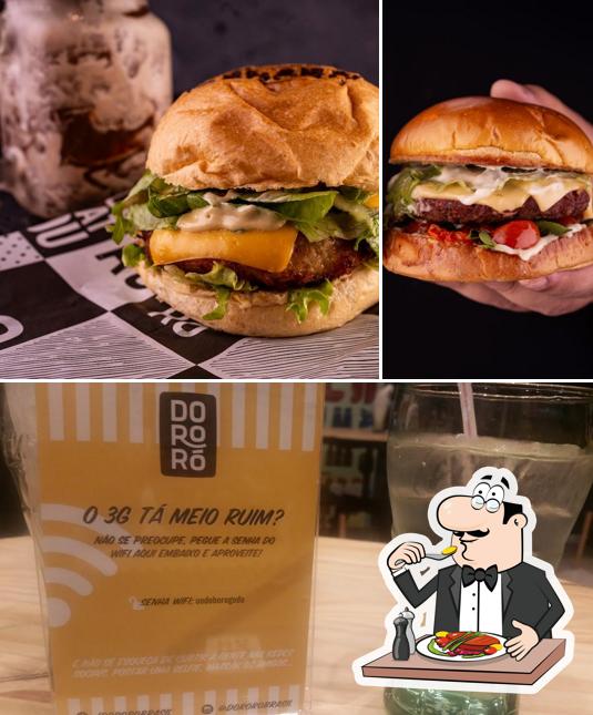 A imagem da comida e cerveja no Dororó Burger