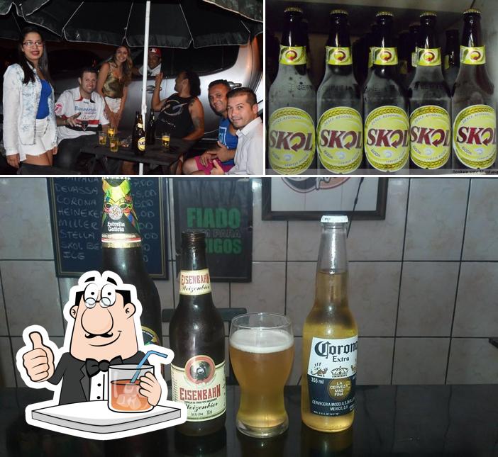 Esta é a ilustração apresentando bebida e balcão de bar no Rafa's Bar