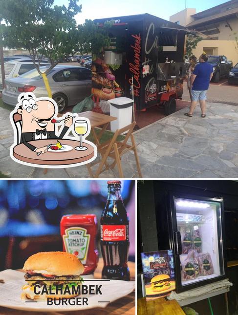 Dê uma olhada a ilustração mostrando comida e interior no Calhambek Burger Recife PE