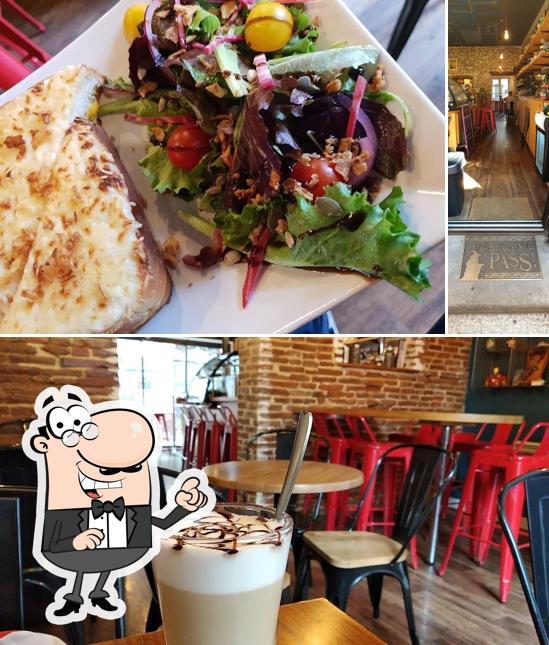 Voici l’image indiquant la intérieur et pizza sur Captain Arabica Coffee Shop geek