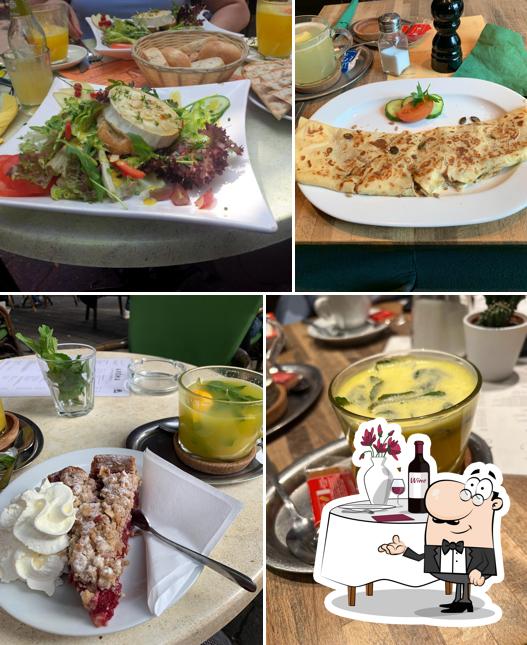Parmi les diverses choses de la table à manger et la nourriture, une personne peut trouver sur Café Aroma