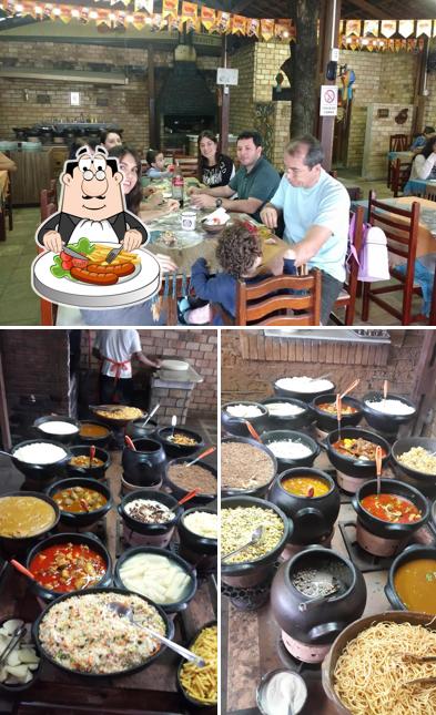 Esta é a imagem mostrando comida e mesa de jantar no Restaurante João de Barro