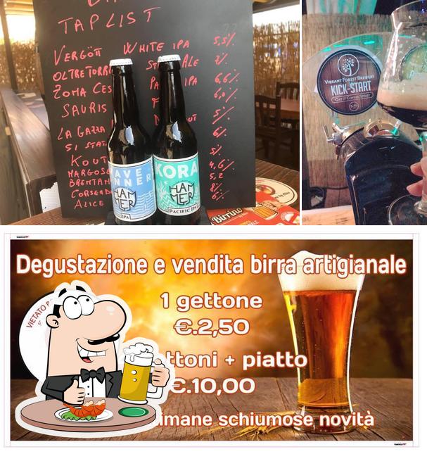 Puoi ordinare un rinfrescante bicchiere di birra chiara o scura