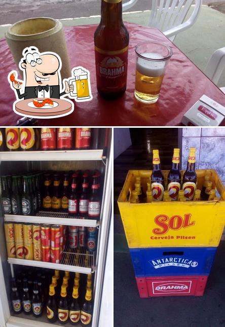 Desfute um copo de cerveja leve ou escura