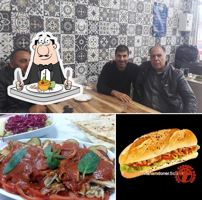 Это снимок, где изображены еда и внутреннее оформление в adana başkent döner