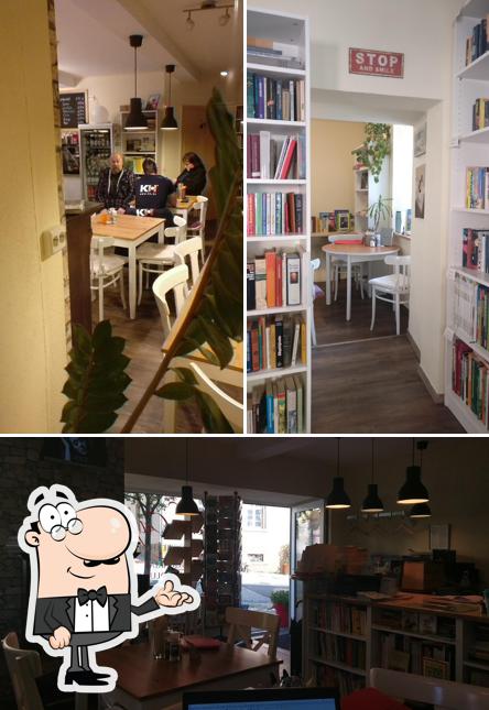 Посмотрите на внутренний интерьер "Buch-Café - Der Bücherhof"