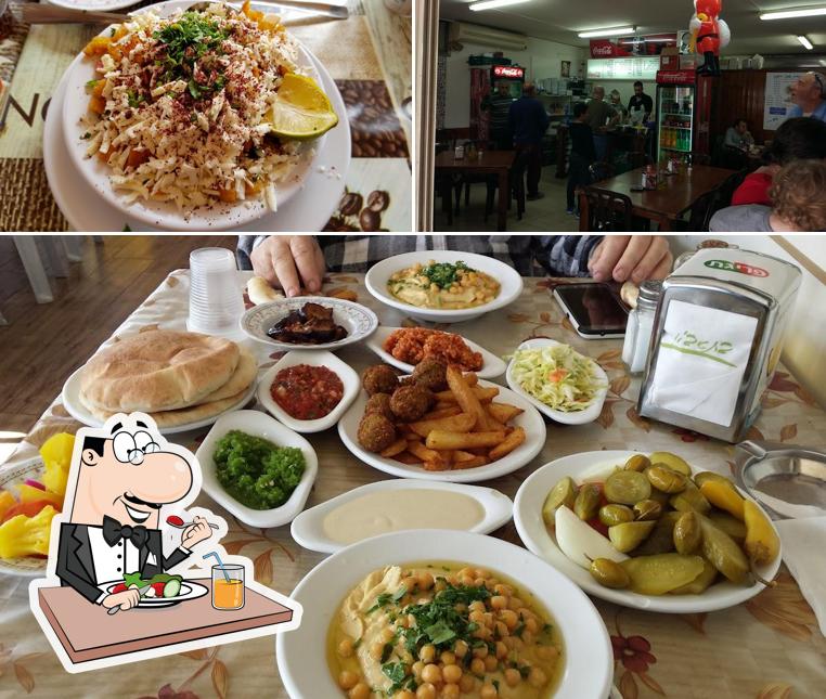 Посмотрите на этот снимок, где видны еда и внутреннее оформление в חומוס מסעדת אבו ראמי פול