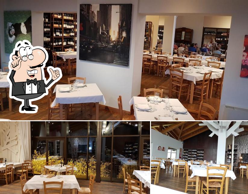 Siediti a un tavolo di Trattoria nelle vigne