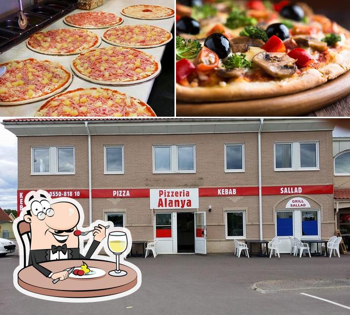 Фотография, на которой видны еда и внутреннее оформление в Pizzeria Alanya i Kristinehamn