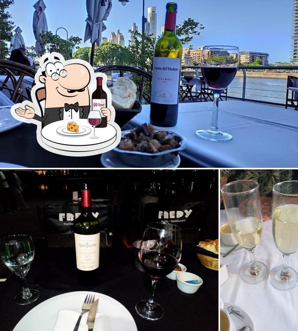 Es estupendo disfrutar de una copa de vino en Parrilla Y Restaurant Fredy