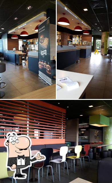 Installez-vous à l'une des tables de McDonald's