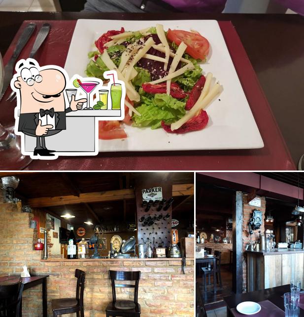 La Lechuza Pizza y Pastas is distinguished by bar counter and food