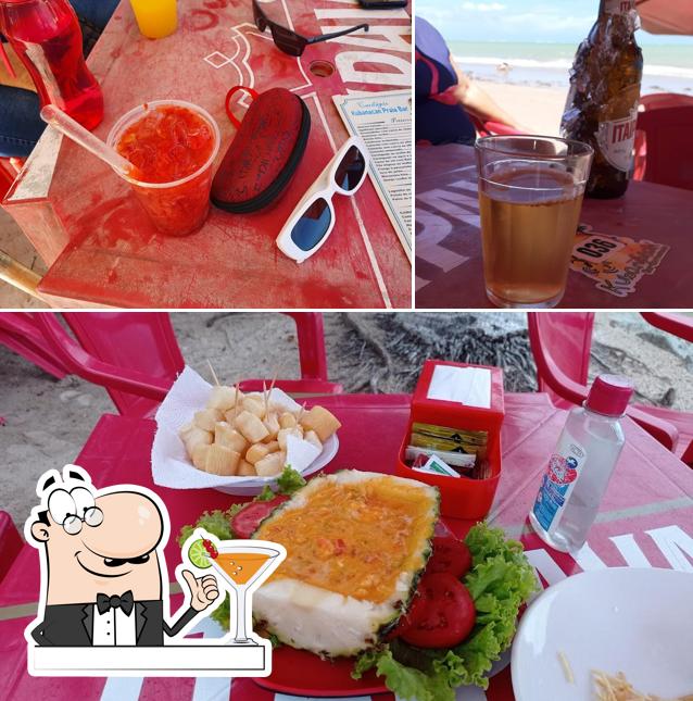 A foto da bebida e cidadãos a Kubanacan Bar Praia
