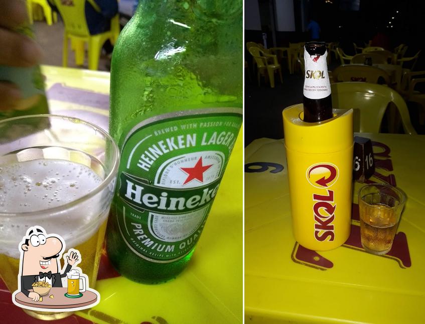 Desfute um copo de cerveja leve ou escura