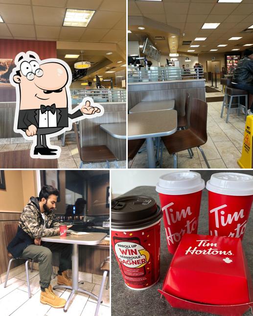 Installez-vous à l'une des tables de Tim Hortons