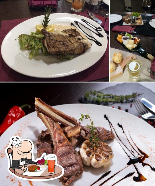 Столики и мясные блюда - все это можно увидеть на этой фотографии из Food&Bar 114