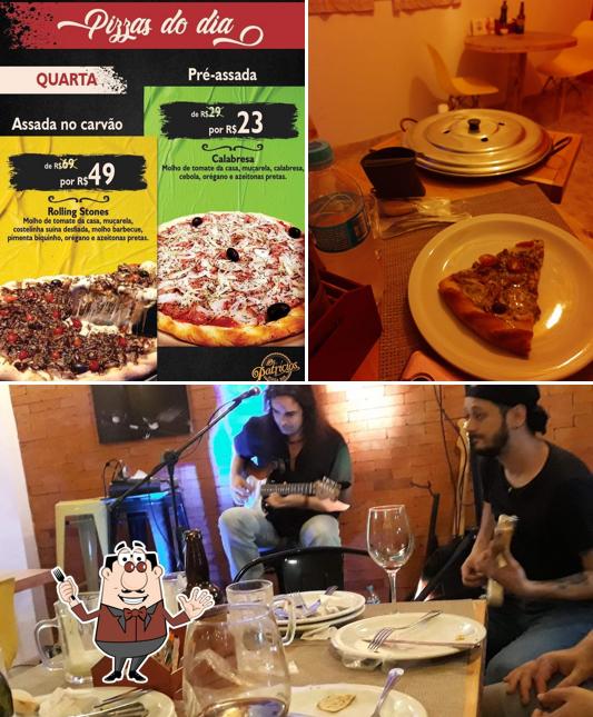 Entre diversos coisas, comida e mesa de jantar podem ser encontrados no Os Patrícios - pizza e algo mais