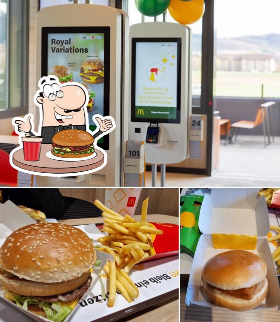 Prenditi un hamburger a McDonald's Restaurant