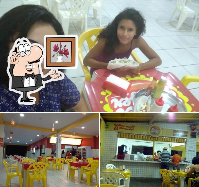 Sente em uma das mesas no Mister Burger