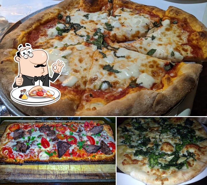 Elige una pizza en Tommy V's Urban Kitchen & Bar
